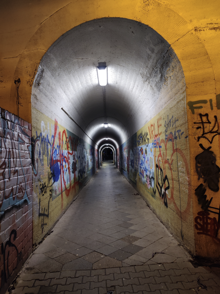 der Tunnel unter der Bahn im Mathildenviertel, hinten am Ende ist es dunkel
