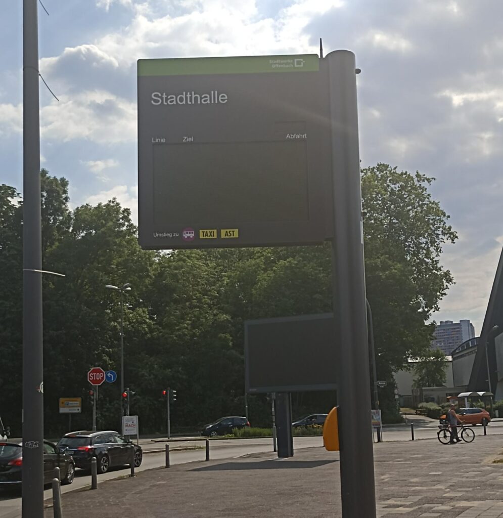 Signalalage vor der Stadthalle ohne Hinweis